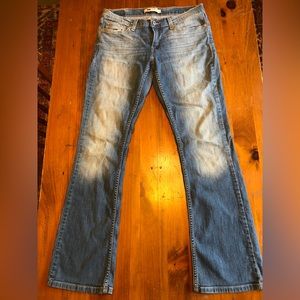 Levi mid rise boot it jeans.